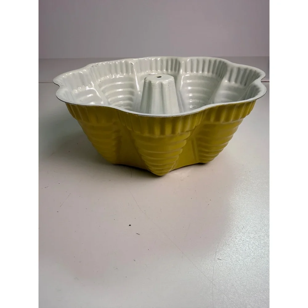 Vintage Mustard Yellow Enamelware Bundt Cake‎ Pan Fluted Tube Mold 10 Inch Retro